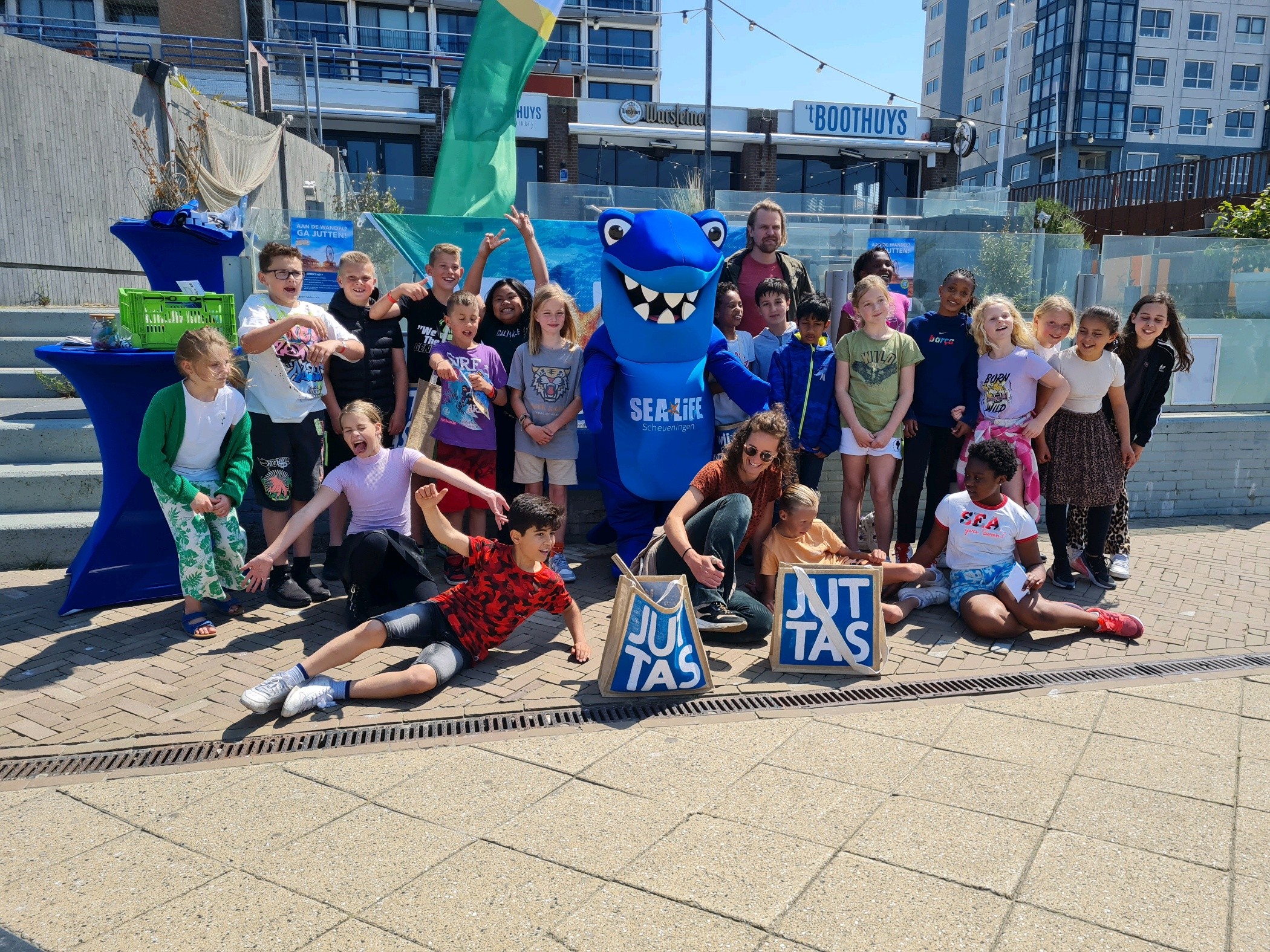 Image Groep 6 actief met het verzamelen van zwerfafval